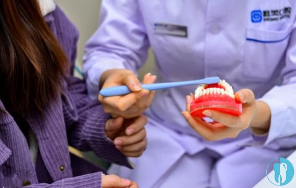 下掉戴了两年的牙套护士还教如何更好清洁牙齿呢