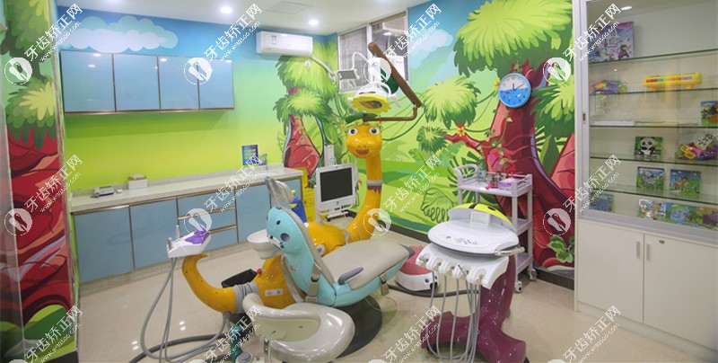 热带雨林主题的儿童诊疗室