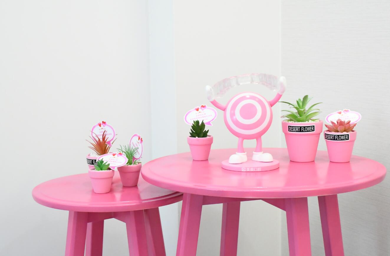粉色诊室内桌椅