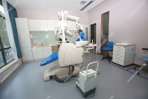 济南美奥口腔诊室室配备进口牙椅治疗台