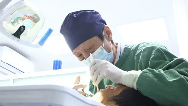 王伯花2万多在广州中家医口腔做的半口半固定种植牙也不错
