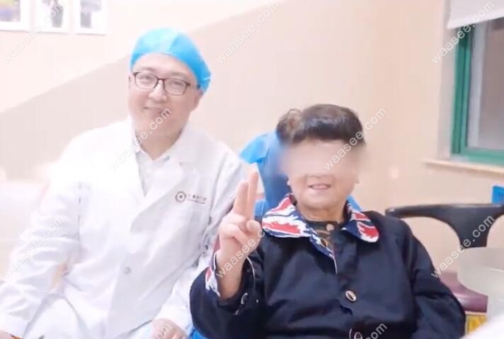 张姨和北极星种牙医生合影