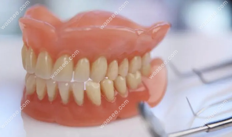 听说功能性义齿的优点多，那它和吸附性义齿的区别在哪？