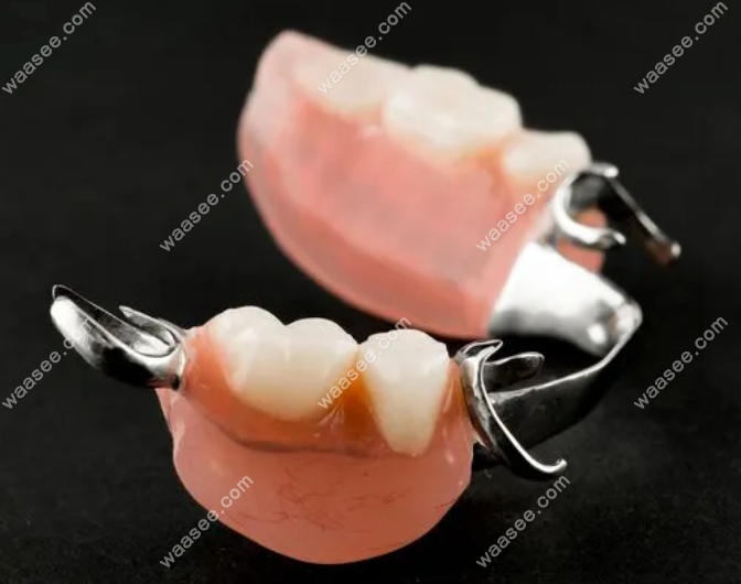 隐形义齿不可以长期使用,会导致牙龈萎缩加速牙槽骨吸收哦