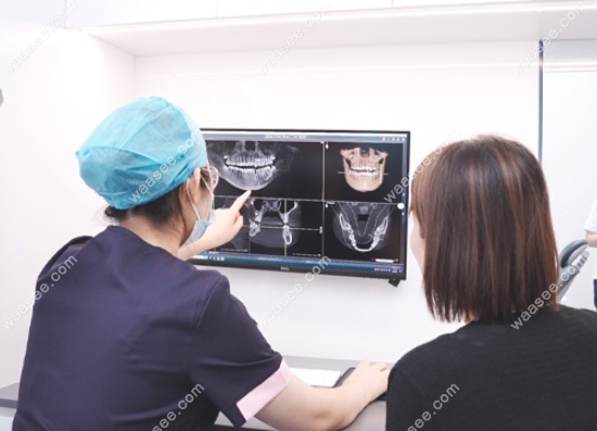 南京茀莱堡口腔医生为顾客讲解方案
